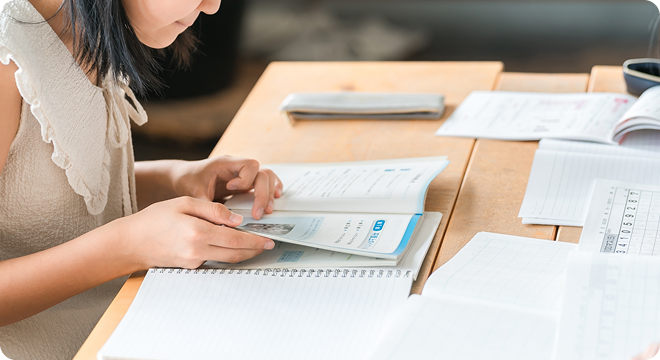 勉強する子供たち